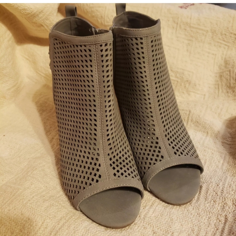 WOMENS G BY GUESS GRAY MESH ANKLE BLOCK HEELS. SIZE 8M. PREOWNED.NICE CO…